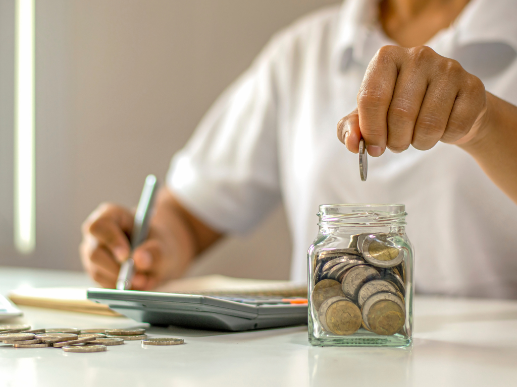 Konto oszczędnościowe w 2025 – gdzie najlepiej trzymać swoje pieniądze?